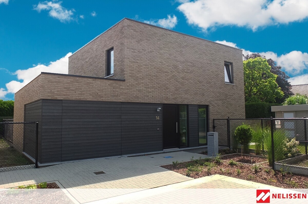 Dom z cegły, dom z garażem, grafitowa brama garażowa, ceglana elewacja, ciekawy dom z elewacją z cegły,