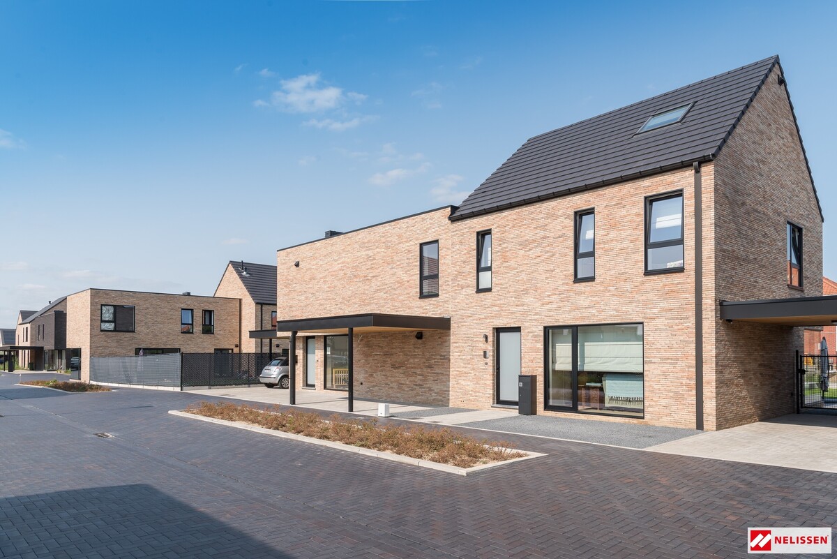 Cegła Monet, cegły ręcznie formowane, dom z cegły, dom z dużym oknem, dom z grafitowym dachem, 