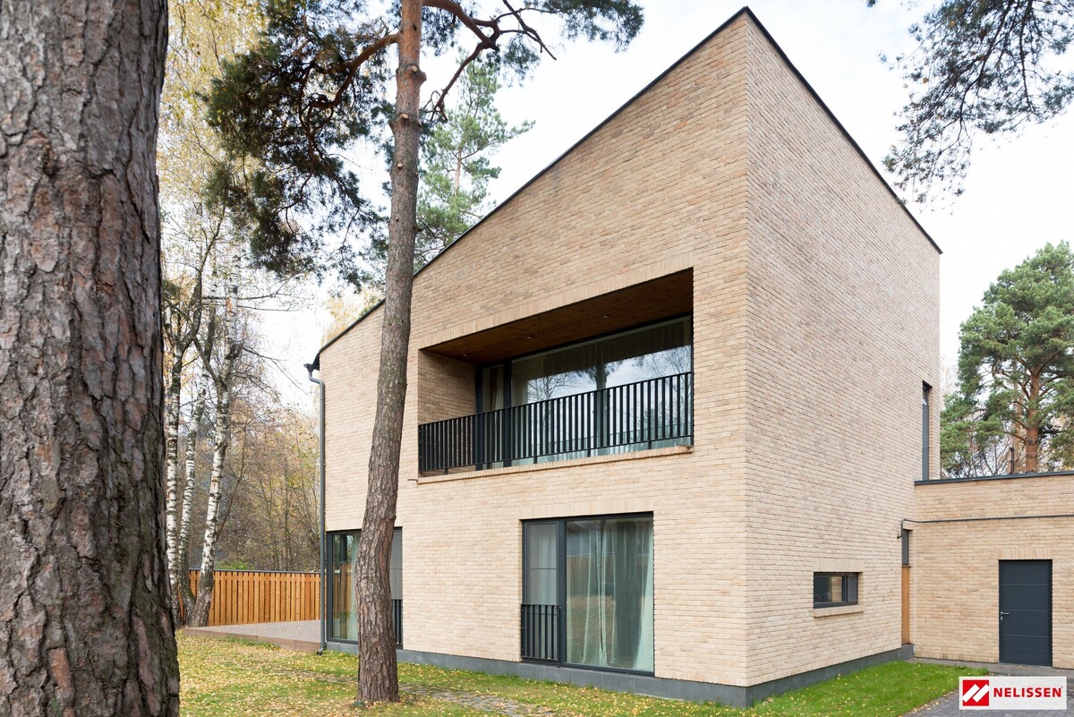 Dom z cegły, dom z dużym tarasem, ciekawy projekt domu, dom z grafitowymi oknami, 